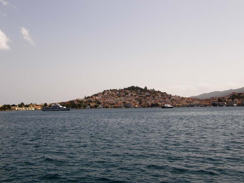 Остров Порос в заливе Сароникс. Греция.